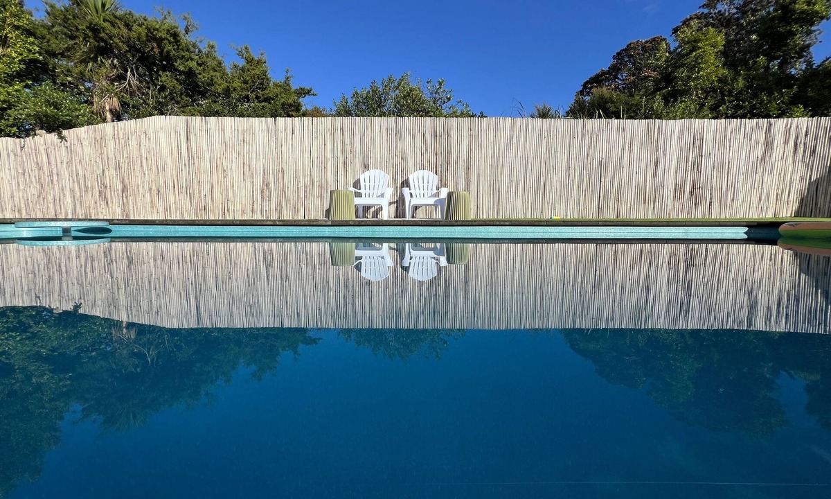 Matakana House | 5 bedrooms, metres from the village, with a pool