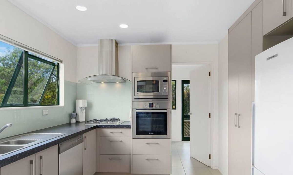 Matakana House | 5 Minutes Walk to Matakana Village, 5 Minute Drive to Omaha Beach