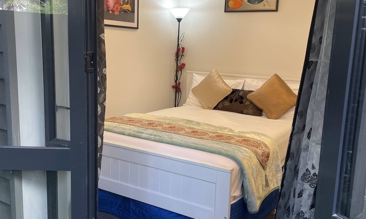 Parnell Apartment | Auckland City Private-Modern Downstairs Ensuite+Patio+secluded Garage in Parnell