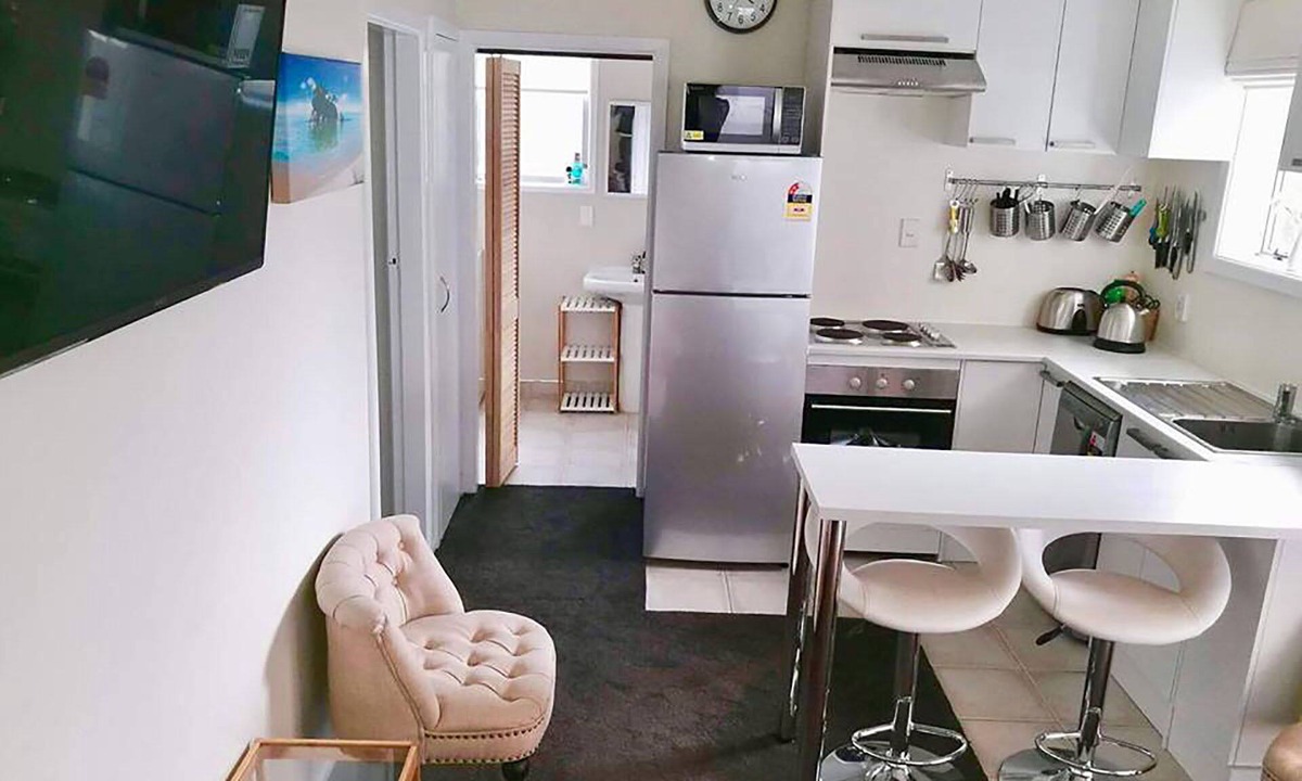 New Brighton Apartment | Bach by the Beach (650m from Beach)