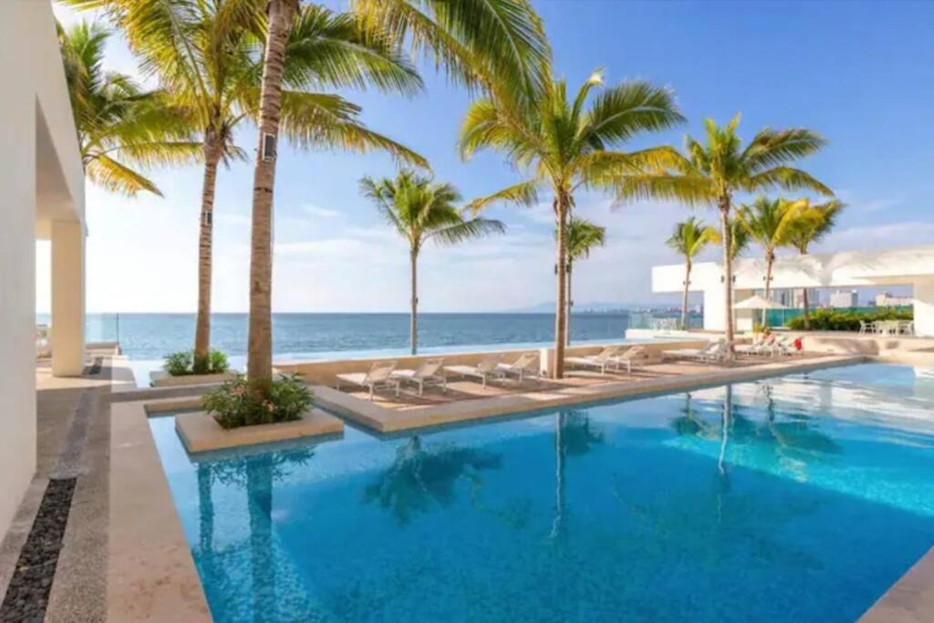Las Glorias Apartment | Beachfront & free daily breakfast & 600MB Wifi by Moikkarentals