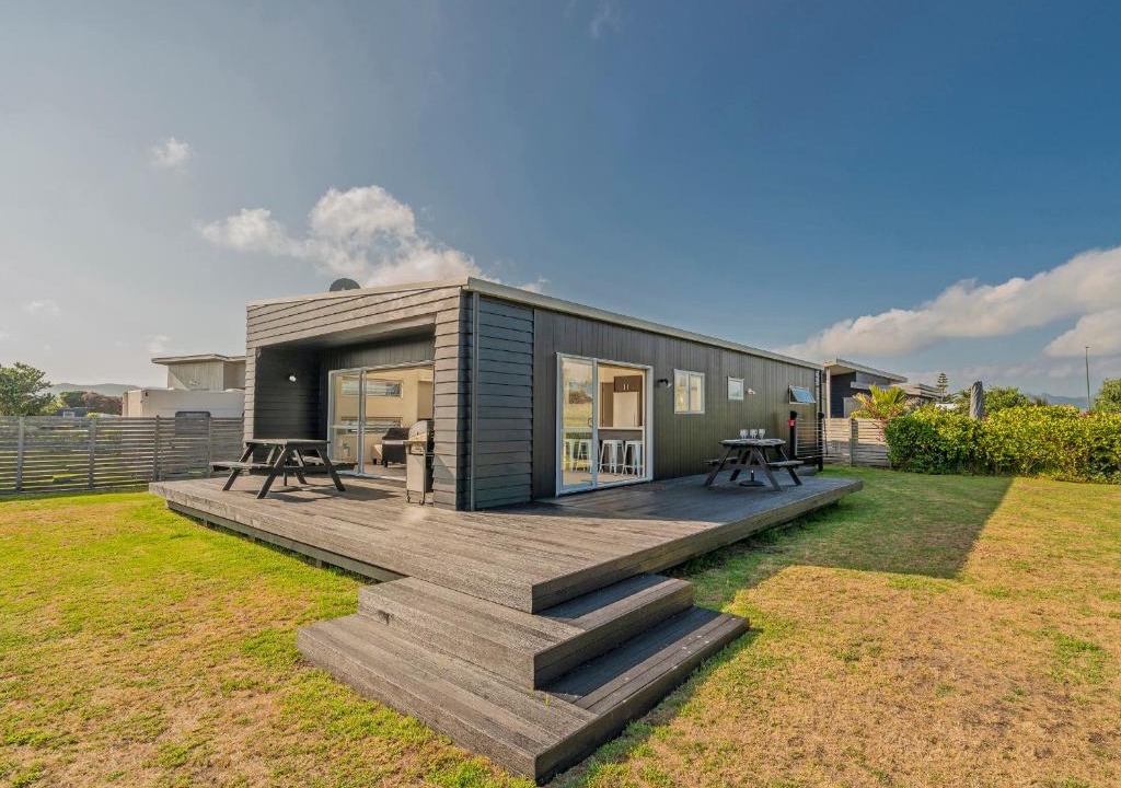 Matarangi House | Black Bach Pod - Matarangi Holiday Home