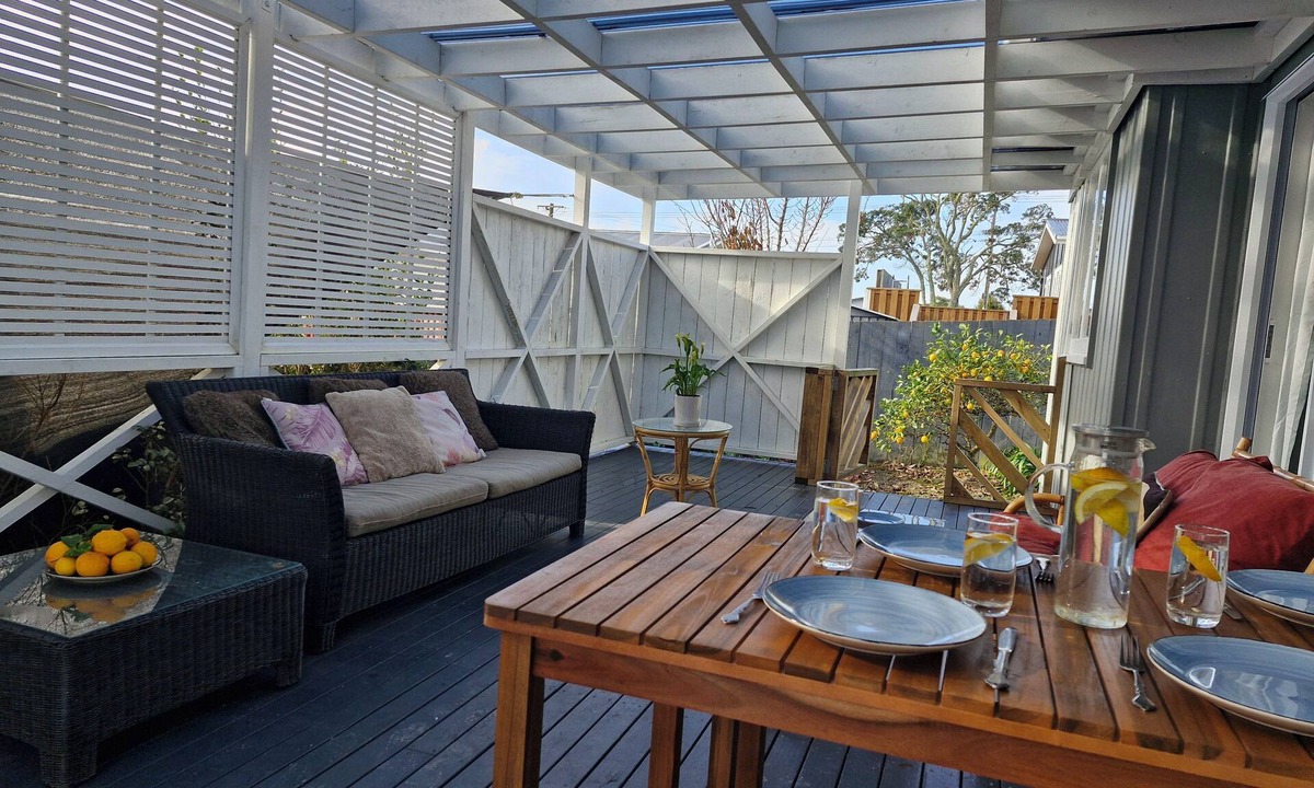 Snells Beach Cottage | Bluebell Cottage on Matakana Coast - Pet friendly!