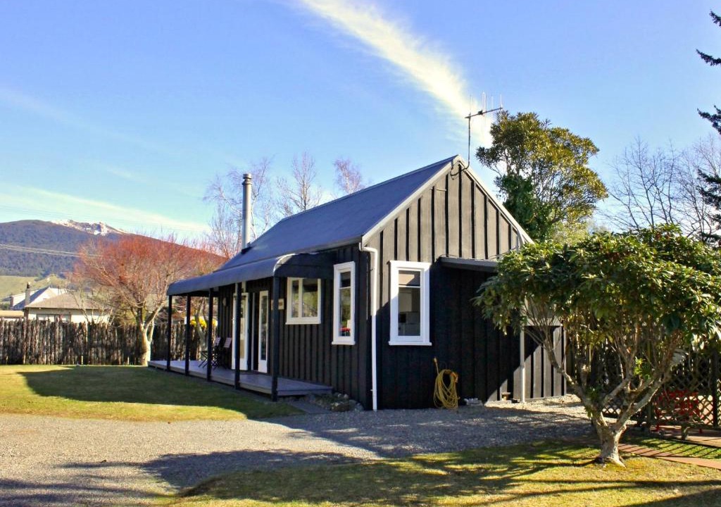 Turangi House | Bluehaven Cottage - Turangi Holiday Home