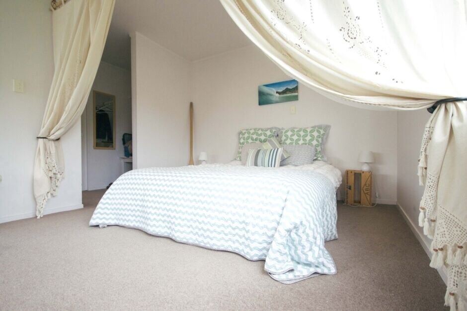 Muriwai House | Coast Retreat Muriwai - Walk to the Beach!