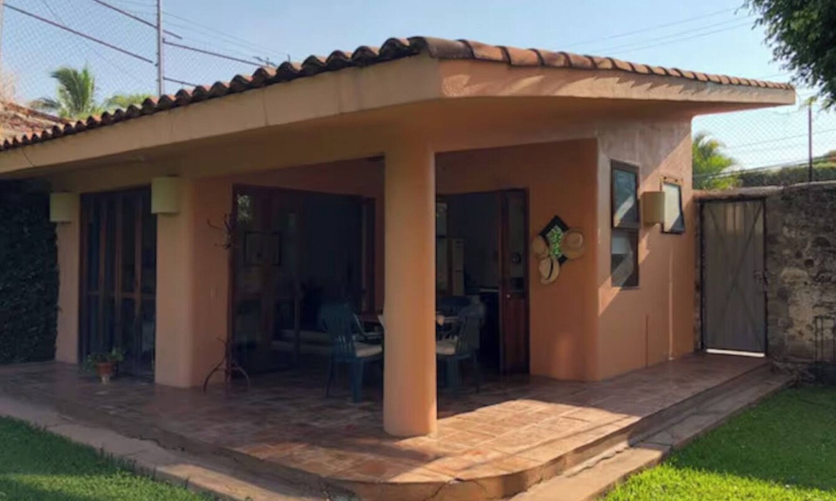 Tres de Mayo House | Cuernavaca's Hidden Gem: Adorable Bungalow with WiFi & Serene Garden Escape.