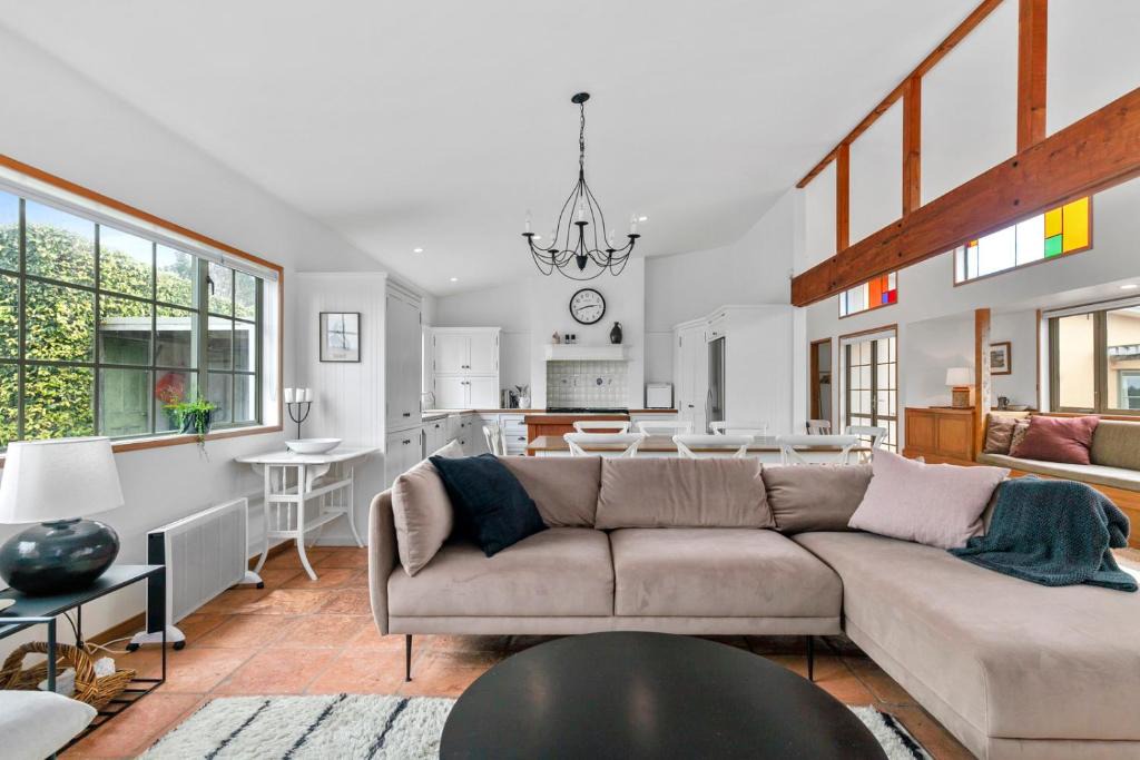 Warkworth House | Gillman Vineyard - Matakana Holiday Home