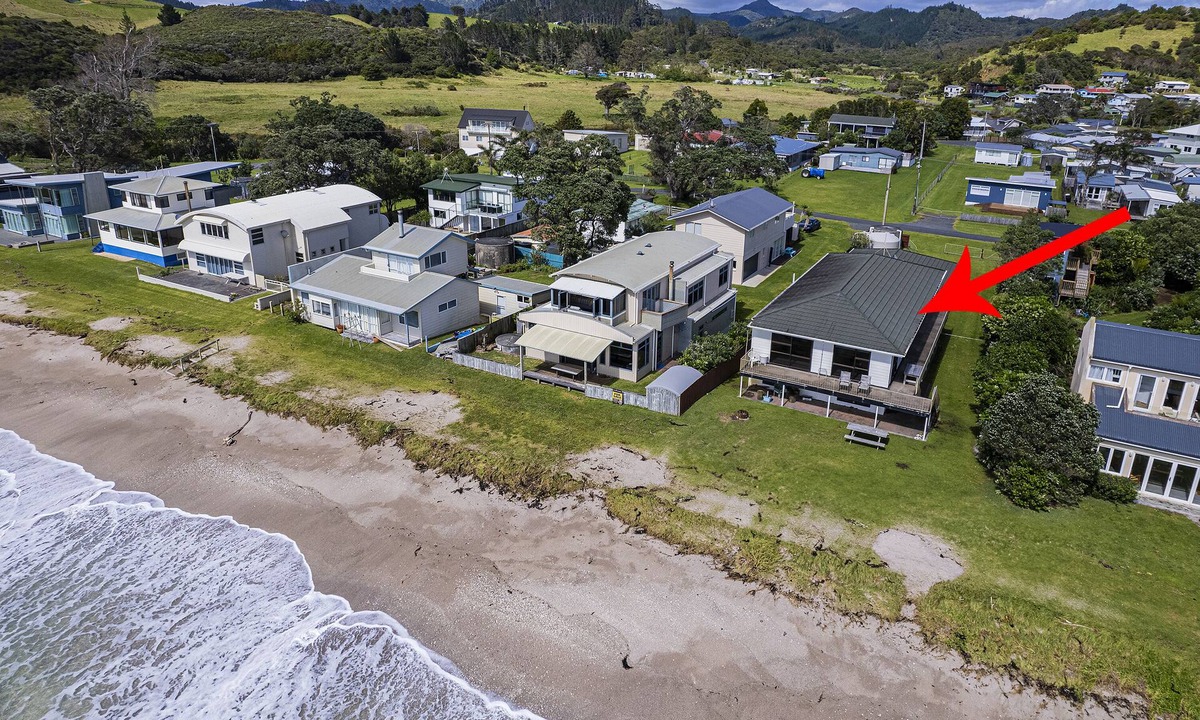 Oakura House | High Water Beach House, absolute beach front, 5 bedrooms (sleep up to 13 people)