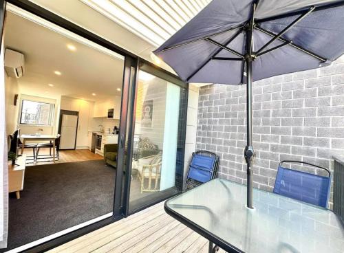 Auckland Apartment | Immaculate - 2 Bedroom Townhouse close to Fruitvale train station