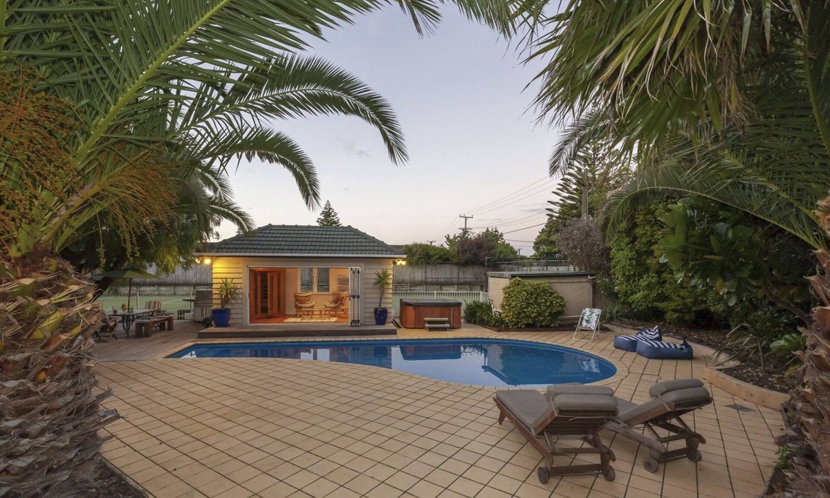 Paraparaumu Beach House | Kapiti Getaway - Fantastic location - Pool, Spa & Tennis Court