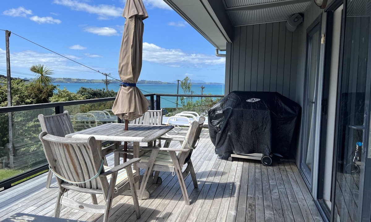 Algies Bay House | Kiwi Bach 5min stroll to the beach