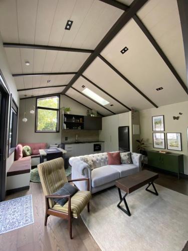 Hamilton North Apartment | Long Dog Studio - Central city