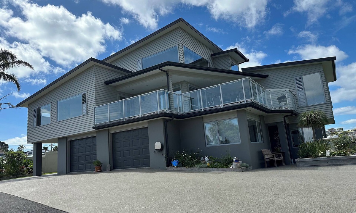 Tindalls Beach House | LUXURY CLIFFTOP " RETREAT " in TINDALLS BAY, WHANGAPARAOA PENINSULAR