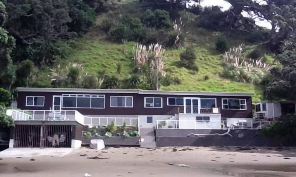 Mahurangi East House | Martins Bay - quiet Kiwiana Bach on the Beach - ideal for children