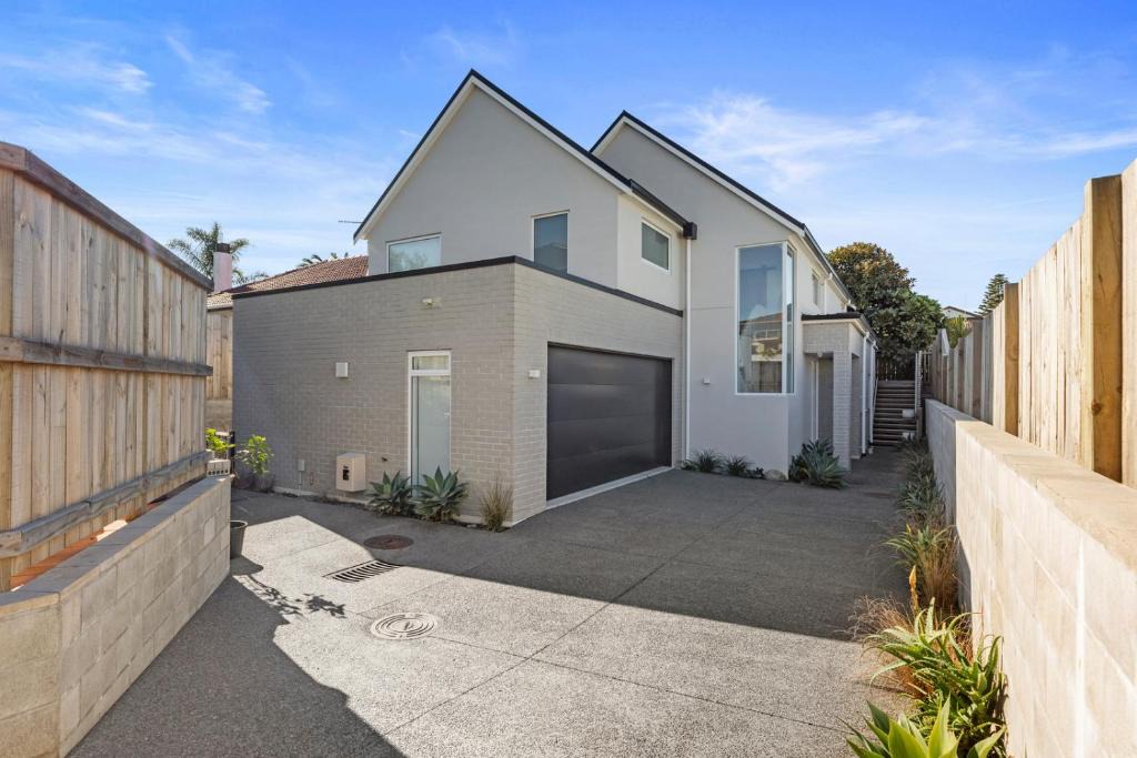 Mount Maunganui House | Oceanview Magic - Mount Maunganui Holiday Home