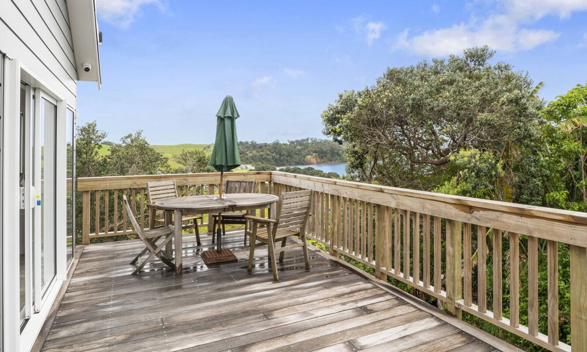 Mahurangi East House | Pohutukawa Paradise - Martins Bay Holiday Home