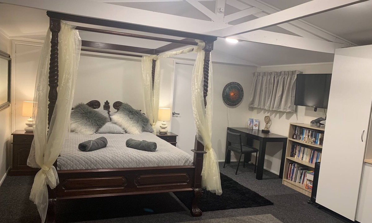 Paraparaumu Apartment | Private Studio with Hot Spring spa & infrared sauna