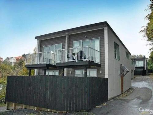 Dunedin City Centre Apartment | Quiet Central Dunedin Apartment & covered parking