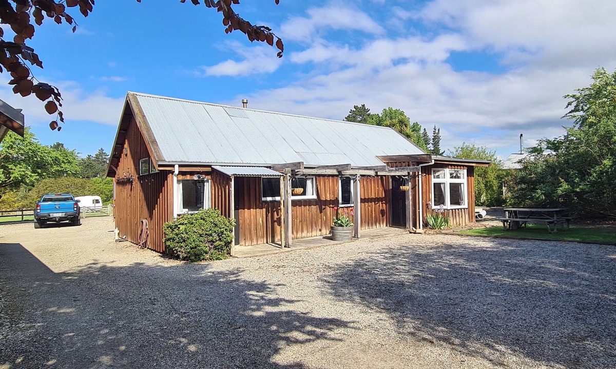Lake Roxburgh Village Cottage | Rustic guest house in Roxburgh : Ideal for exploration or relaxation!