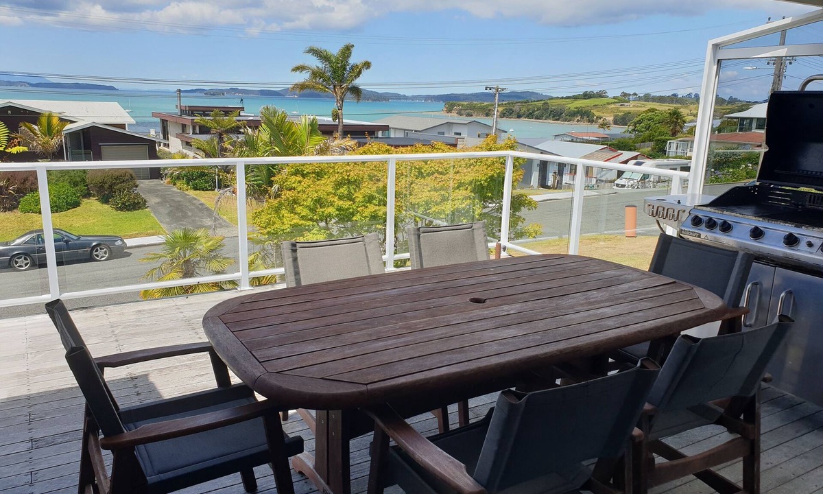 Algies Bay House | sea views and relaxing. Sleeps 9. 4 bedrooms and 2 bathrooms.