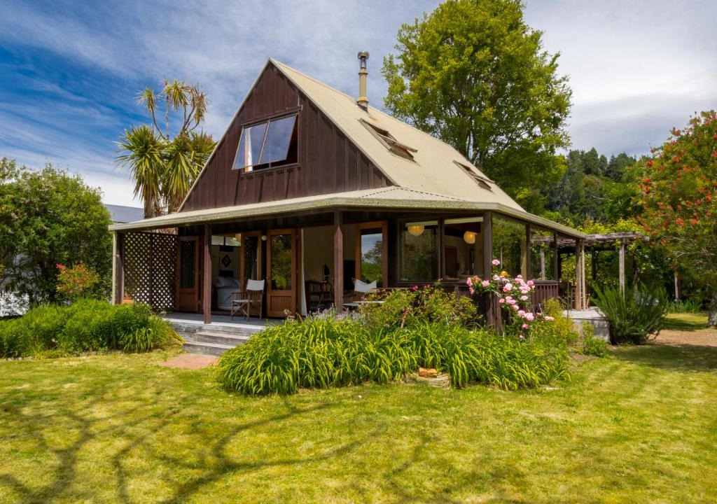 Marahau House | Secret Garden Lodge - Marahau Holiday Home