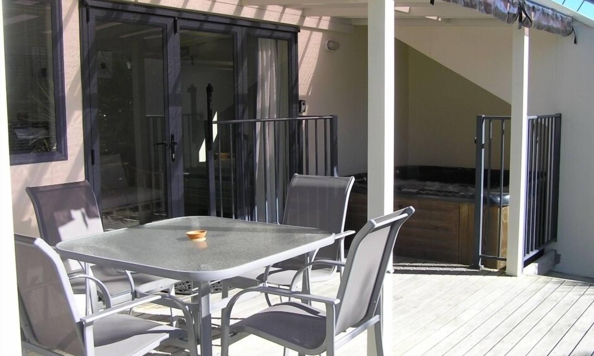 Bowentown House | Shorebreak Beach Retreat With Spa