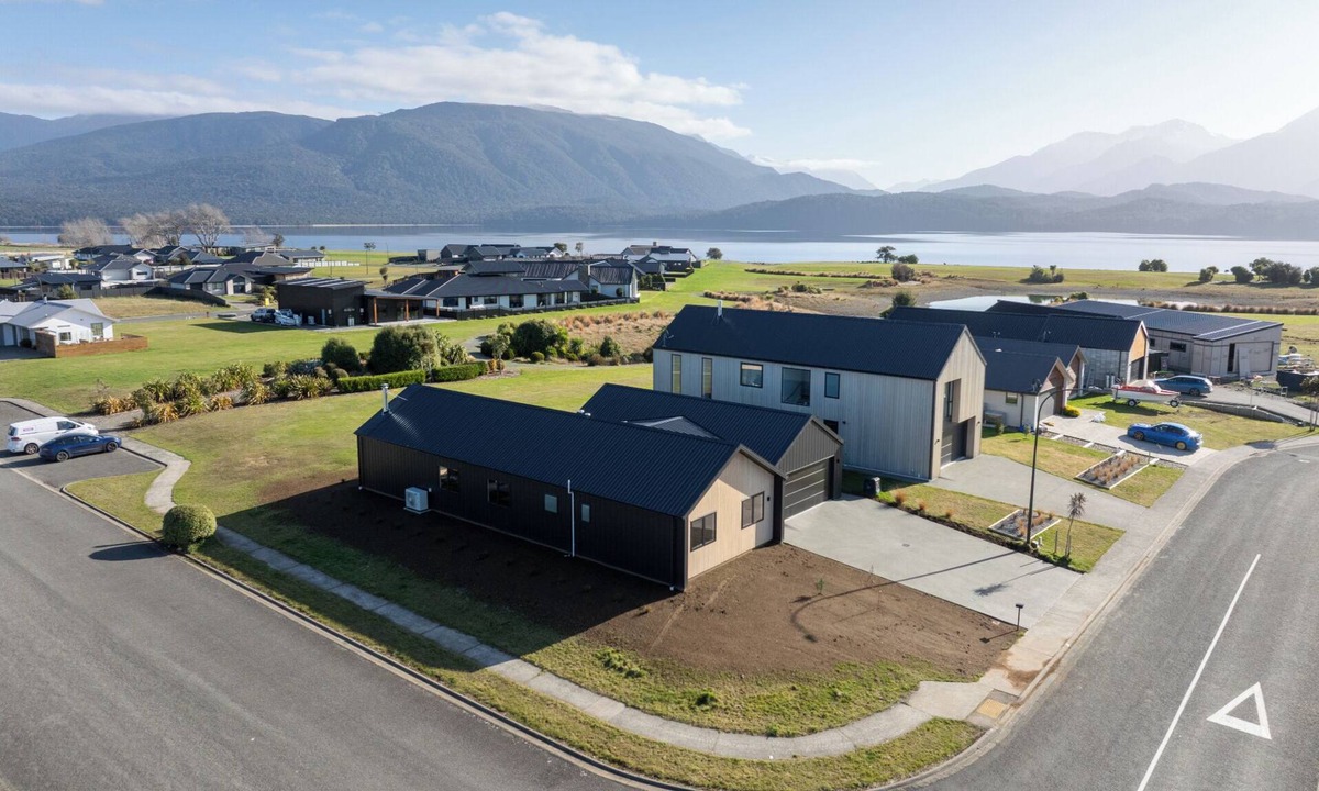 Te Anau House | Southern Solace - Te Anau Holiday Home