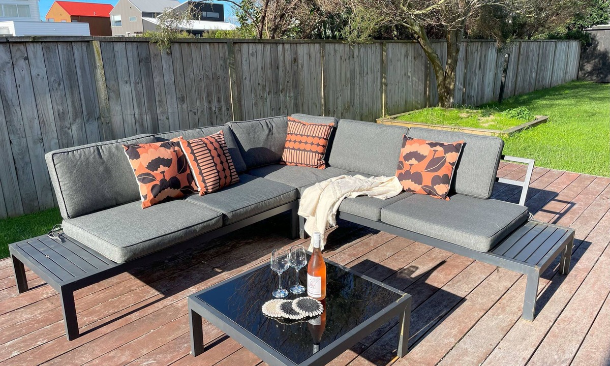 Mangawhai House | Spacious, modern and central by the estuary.walk every where!