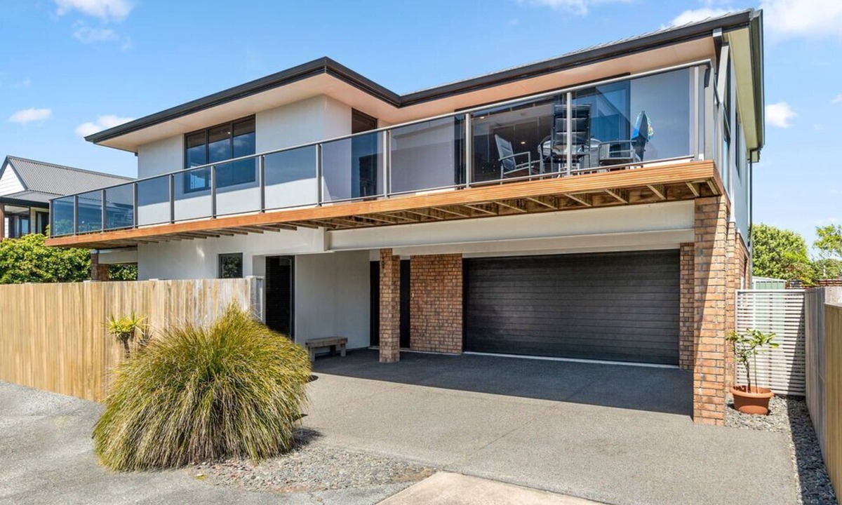 Papamoa Beach House | Sparkling Ocean Views - Papamoa Holiday House