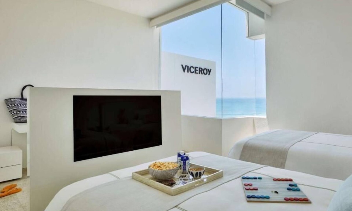 Zona Hotelera House | Sunshine and Splash! 5 Pools Onsite, Beachfront, Free Parking, Pets are Allowed!