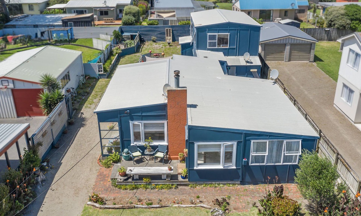 Himatangi Beach House | Te Manahuna Pet friendly spacious bach close to the beach