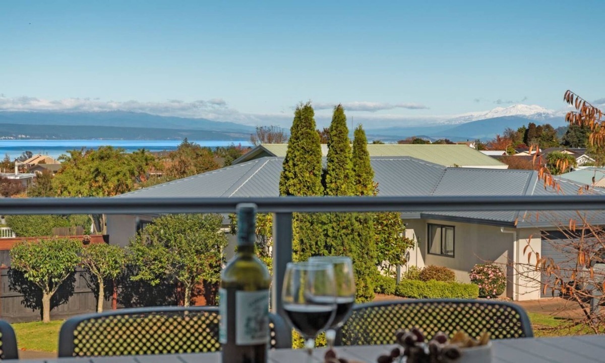 Nukuhau House | The Lakehouse with Hot Tub