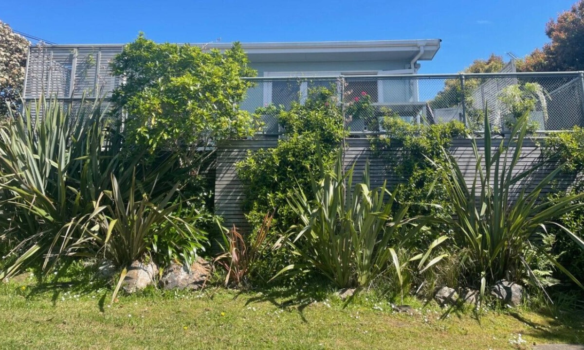 Oneroa House | Tucked away from the downtown core and centrally located for your convenience