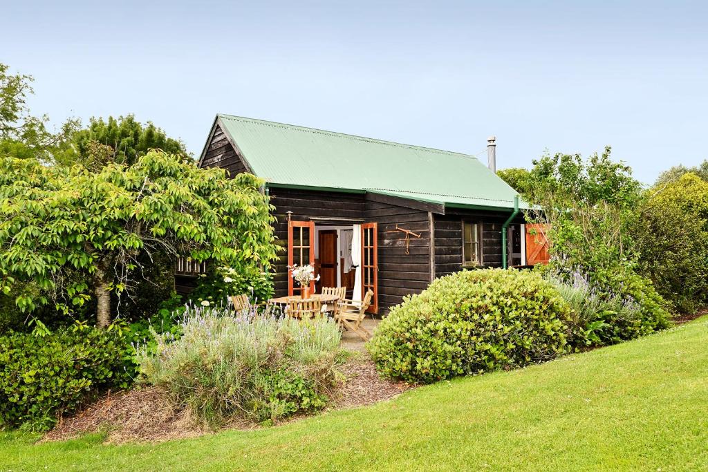 Helensville Hotel | Vineyard Cottages - Kumeu