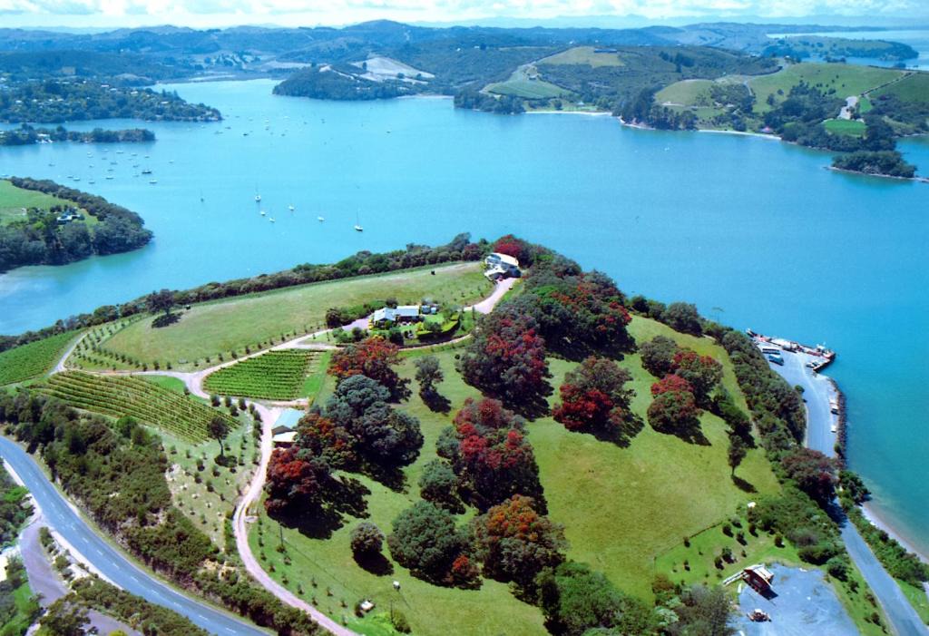 Surfdale House | Waiheke Island Vineyard Holiday Houses