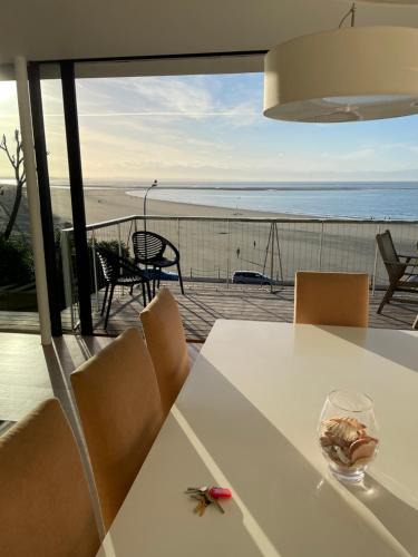 Nelson House | WATERFRONT Home
