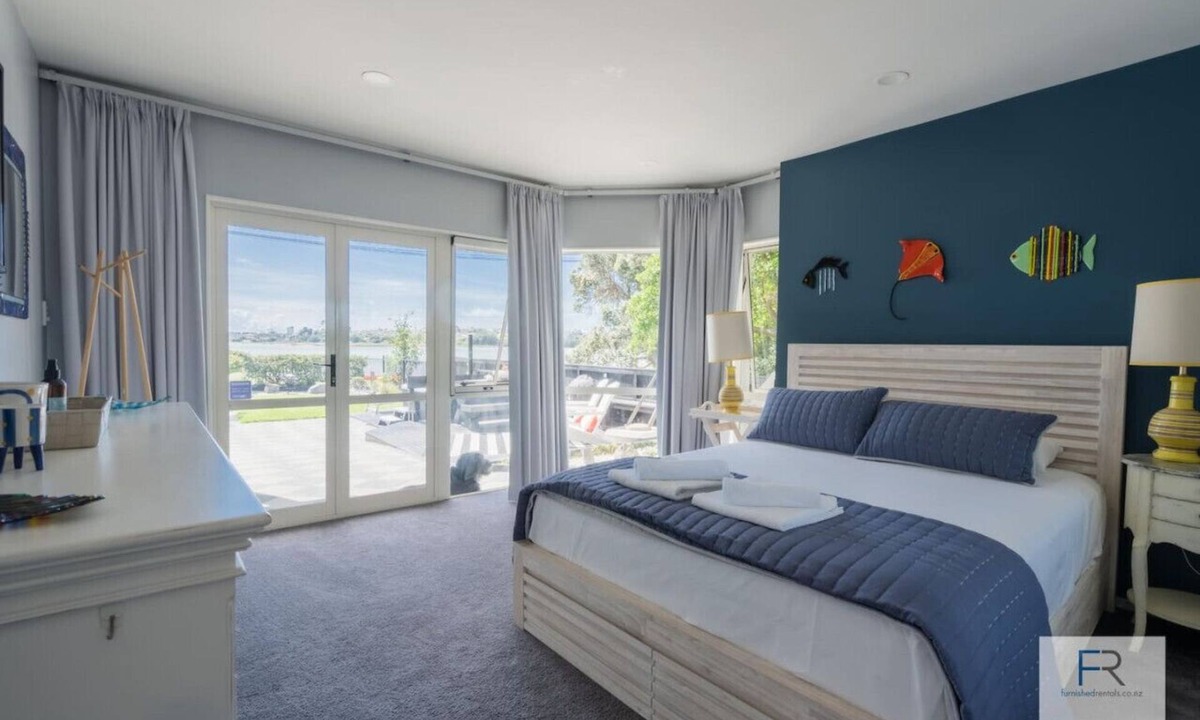Bayswater House | Waterfront Retreat with Spa Pool
