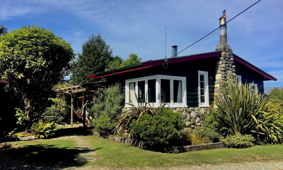 Manapouri House | Welcome Home Cottage, Manapouri, Fiordland
