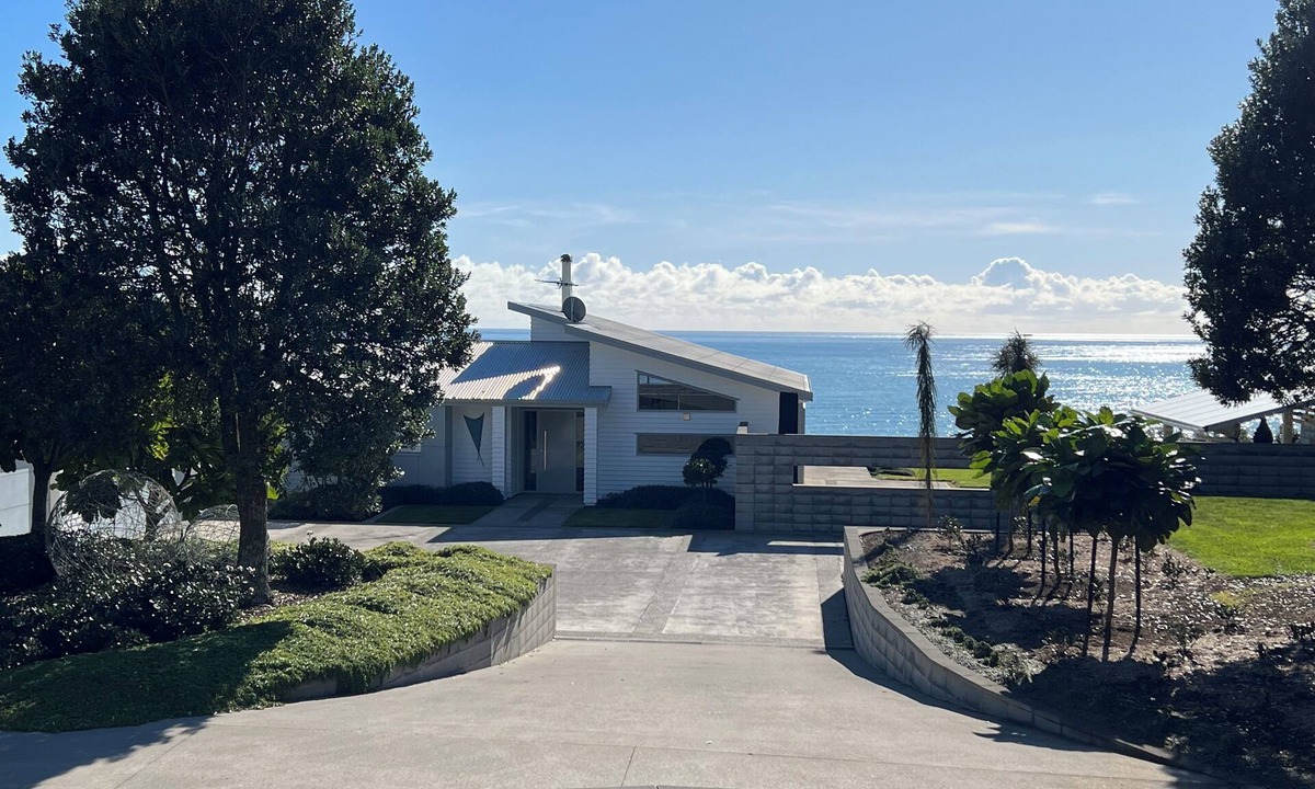 Waiiti House | WhiteCliffs Waterfront Beach House nBeautiful sea views.