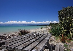 Absolute Beachfront Ruby Bay - Spectacular Views, step straight on to the beach