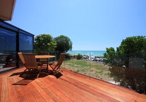Absolute Beachfront Ruby Bay - Spectacular Views, step straight on to the beach
