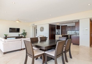 Beautiful Beach front Condo at Luna Blanca