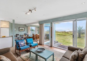 La Casa de la Playa - Beachfront Waikanae Holiday Home, WAIKANAE BEACH