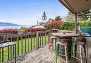 Lakeside Escape - Lake Tarawera Holiday Home, HAMURANA
