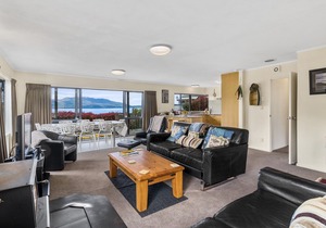 Lakeside Escape - Lake Tarawera Holiday Home, HAMURANA