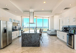 Luna Blanca 1201 – Beachfront Bliss Above the Waves