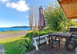 Original Kinloch bach on lake front, with lots of parking and great views