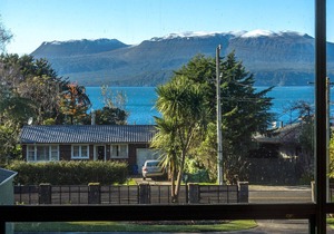 THE LAKEVIEW CHALET - LAKE TARAWERA HOLIDAY HOME in Oneroa