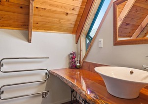 THE LAKEVIEW CHALET - LAKE TARAWERA HOLIDAY HOME in Oneroa