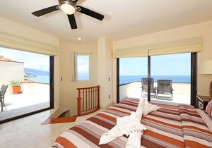 ❤️TWO STORY PENTHOUSE / BEACHFRONT / AMAZING SUNSETS / SUN-FILLED POOL /DOWNTOWN